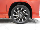 純正アルミホイールを装備、タイヤサイズは205/55R17です。