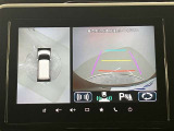 パノラミックビューモニター付きです。車両を上から見たような映像をディスプレイオーディオ画面に表示。運転席からの目視だけでは見にくい、車両周辺の状況をリアルタイムでしっかり確認できます。