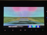 【バックカメラ】運転が苦手な方も車庫入れラクラクです!ギアをリバースに入れれば自動的に切り換わりますので、面倒な操作は不要です♪狭い駐車場もお車を傷つけず安心ですね!