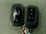 スマートキー付!キーを取り出さなくてもドアロックの施錠・開錠、エンジンの始動が出来ます!雨の日や荷物の多い日にとても便利ですね♪