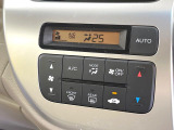 【オートエアコン】一度お好みの温度に設定すれば、車内の温度を検知し風量や温度を自動で調整。暑い&hellip;寒い&hellip;と何度もスイッチ操作をする必要はありません。快適な車内空間には必須の機能ですね♪