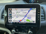 通信ユニット内蔵の日産純正10インチメモリーナビ(MM520D-L)装備。NissanConnectマイカーアプリ対応、オペレーター通話や音声対話検索にも対応、HDMI入力やBL再生など多彩なメディアに対応。