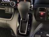 CVT車のセレクトレバーです。低速から高速まで、変速ショックのないスムーズな走りを実現するとともに、エンジン効率のよい領域を維持することで燃費にも貢献します。