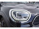後期モデル特有の角型デザインをインナーに採用したLEDヘッドライトです。周囲を囲むデイライトが洗練された印象を与えます。メッキパーツのコンディションも良く、フロントマスクを美しく引き立てています。