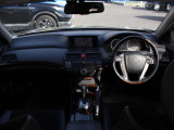 とても握りやすいステアリング!運転手の気持ちがそのまま伝わるかのような反応をしてくれます!!小物入れや各ボタンの配置にこだわり、とても使いやすいです!視認性も良いのでロングドライブもお任せ下さい!