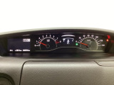 スピードメーターとタコメーターを大きく配した見やすいメーター部になっています。左側のインフォメーション画面でオドメーターや燃費などの情報を確認できます。