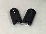 スマートキーを装備しています☆カギをカバンやポケットに入れて頂いた状態でドアロックの開閉やエンジンスタートをして頂けますよ!とても便利な装備です!