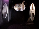 【ペダル】BMWはオルガン式アクセルペダルを採用しています。踏み込む足とペダルが同じ軌跡を描くため、かかとがずれにくく、アクセルコントロールがよりしやすくなるメリットがあります。