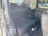 後部座席も気になるようなキズ・汚れやへたり等、大きなダメージはなく、良好な状態です。