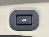 【パワーバックドア】スマートキーや運転席のボタンを押すだけでリアゲートが自動で開閉します!荷物を持っている時や、高い位置にあるバックドアを閉める際に便利な機能です♪
