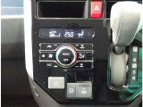 オートエアコンを装備しておりますので、四季を通じて車内を快適な温度に保つことが出来ます!高級感が有りますね!