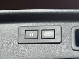 【パワーバックドア】スマートキーや運転席のボタンを押すだけでリアゲートが自動で開閉します!荷物を持っている時や、高い位置にあるバックドアを閉める際に便利な機能です♪