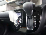 オートエアコン付きなので一度、温度を設定すれば自動的に過ごし易い温度に調整してくれますよ。車内をいつでも快適空間にしてくれます!