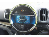 MINI Connectedを搭載。Bluetooth接続によるハンズフリー通話や音楽再生、車両情報の確認など、多彩な機能を集中管理できます。インテリアのアクセントとなるLEDリングも印象的です。