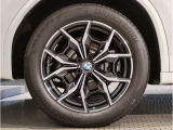BMWの純正アロイホイールは軽量かつ強度にも優れているホイールで走行性能を引き上げる設計になっております。足元にもBMWは妥協がなくこだわっている個所になります。