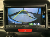 リバースギアに入れるだけで後方の表示へ切り替わります。夜間や雨の日の駐車も楽になりますよ。