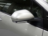 対向車や歩行者が認識しやすいサイドターンランプ付カラードドアミラー