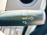 【オートライト】車外の明るさを検知して、自動的にヘッドライトを点灯してくれます♪トンネルを走行する際にも、自動的に点灯してくれて便利な装備の1つです♪