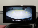 【バックカメラ】シフトを「R」の位置に入れると、自動的に画面がカメラ映像に切り替わり後方の視界をサポートする必須装備です!