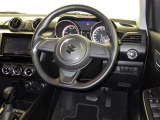 運転席まわりです。 各操作スイッチは使いやすい位置に配置されてます。