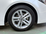 16インチ純正アルミホイールが足元を引き締めます。