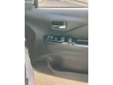 全席パワーウィンドウとなっています。運転席はオートになっているのでワンタッチ開閉することが出来ます。