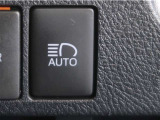 オートマチックハイビームとは、先行車や対向車のライトを認識し、ハイビームとロービームを自動で切り替える機能です。夜道の視界を確保します。詳細は販売店スタッフまでお尋ね下さい。