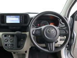運転席側から見た写真です、お車にマッチングするように考えられたインパネデザイン!沢山のスイッチ類も運転される方が使いやすい位置に配置されていますね!