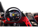 カーボンステアリングが高級感をより一層増すと同時に、レーシングスピリットを掻き立てられます。
