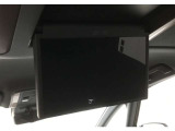 後席に乗車する方が見やすいように、フリップダウンのモニターを装備しています