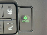 ワンタッチで省燃費走行をサポートするECONスイッチを装備。