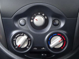 【マニュアルエアコン】ダイヤルを回して簡単に温度調整ができます。車内も快適ですね!