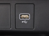 USBオーディオ用ソケットがついていますので携帯電話などを接続すれば音楽等の再生が可能です!