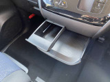 インストセンターロアBOX・グローブBOX・カップホルダー付きインストセンタースライドトレイ等、車内に持ち込んだ小物やドリンクが片付く収納も充実です。