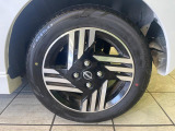 【純正アルミホイール】外観にマッチした純正アルミホイールを装着しております。各種社外アルミホイールや、スタッドレスタイヤも取扱いしております。是非ご相談ください♪
