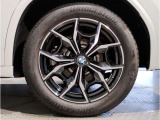 BMWの純正アロイホイールは軽量かつ強度にも優れているホイールで走行性能を引き上げる設計になっております。足元にもBMWは妥協がなくこだわっている個所になります。