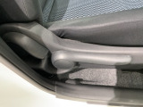 シートハイトアジャスターが付いているので運転姿勢を調整するのに便利ですね。身長に合ったシートポジションは安全運転や疲労軽減にもつながります。