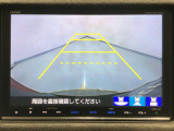 【バックカメラ】運転が苦手な方も車庫入れラクラクです!ギアをリバースに入れれば自動的に切り換わりますので、面倒な操作は不要です♪狭い駐車場もお車を傷つけず安心ですね!