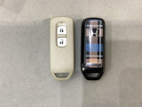 スマートキーを装備しています。鍵を差し込むことなくドアロックの開け閉めと、スタートボタン操作でのエンジンスタートができます。スペアキーも同じものを用意しております。