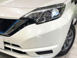 【LEDヘッドライト】悪天候や夜間走行時も良好な視界を確保し安心して運転できる高輝度LEDヘッドライトを装備!点灯速度が早く、消費電力も抑えられています。