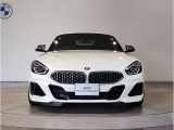【BMWの伝統-1】BMWの特徴的な&ldquo;キドニーグリル&rdquo;は、80年以上続く伝統の形でございます。変わらないこだわりのデザインが、プレミアムブランド&ldquo;BMW&rdquo;を創り出します。