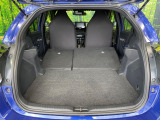 普段のお買い物や通勤、送迎等に十分な荷室スペースを確保しております。セカンドシートを倒すと、大きな荷物の積載も可能です♪