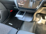 運転席横にはドリンクホルダーもございます。