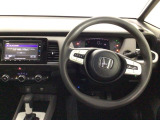 【ハンドル】運転にかかわる様々な操作を安全に行えるように視点移動が少なく操作性に配慮されたスイッチ類が凝縮されたコックピットです。