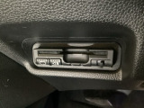 ハンドルの左下にETCがついています。高速道路の料金所の通過も楽々です。 カードの取り出しもしやすい場所についています。