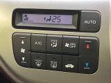 【オートエアコン】一度お好みの温度に設定すれば、車内の温度を検知し風量や温度を自動で調整。暑い&hellip;寒い&hellip;と何度もスイッチ操作をする必要はありません。快適な車内空間には必須の機能ですね♪