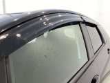 【ドアバイザー】室内の換気や雨天時にも大変便利にご活用頂けるドアバイザー装備!細かな装備ですがうれしいですね!