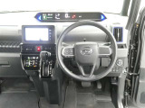 運転席からの視界はこんな感じです☆お気軽にご来店いただき、実際に座って是非お確かめください。ドライバーに寄り添う快適な操作フィールをもたらすステアリングです。