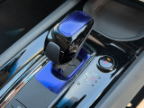 ハイブリッド車特有の小型セレクトノブは軽いタッチでスマートに操作できます!