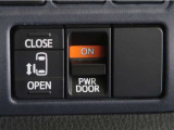 片側電動スライドドアのスイッチ付です。車内からもスイッチ一つで楽にドアの開閉が可能です。電動なので開閉時に力を使う必要がなく、半ドアになることもありません!